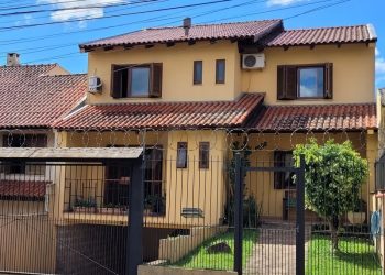 Casa à venda com 287m², 3 dormitórios, 1 suíte, 4 vagas no bairro Tristeza em Porto Alegre