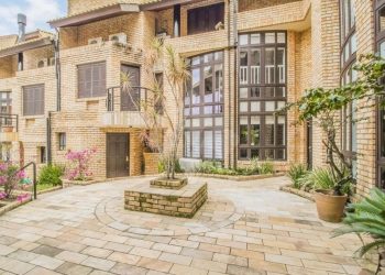 Casa em Condomínio à venda com 199m², 4 dormitórios, 1 suíte, 2 vagas no bairro Chacara das Pedras em Porto Alegre