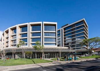 Salas/Conjuntos à venda com 40m², 1 vaga no bairro Tristeza em Porto Alegre