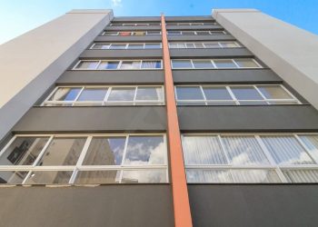 Apartamento à venda com 74m², 2 dormitórios, 1 suíte, 2 vagas no bairro Passo da Areia em Porto Alegre