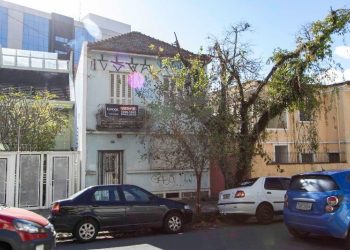 Casa à venda com 144m², 5 dormitórios no bairro Independência em Porto Alegre