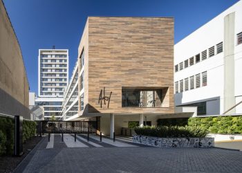 Salas/Conjuntos à venda com 53m², 1 vaga no bairro Cidade Baixa em Porto Alegre