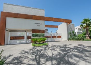 Casa em Condomínio à venda com 196m², 4 dormitórios, 2 suítes, 2 vagas no bairro Vila Nova em Porto Alegre