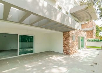 Apartamento à venda com 227m², 3 dormitórios, 1 suíte, 4 vagas no bairro Menino Deus em Porto Alegre