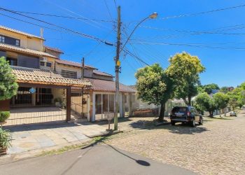 Casa à venda com 198m², 3 dormitórios, 1 suíte, 4 vagas no bairro Cavalhada em Porto Alegre