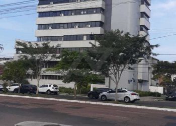 Salas/Conjuntos à venda com 46m², 1 vaga no bairro Santana em Porto Alegre