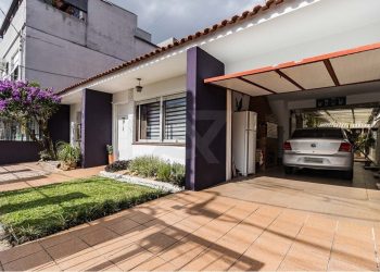 Casa à venda com 190m², 3 dormitórios, 1 suíte, 3 vagas no bairro São Sebastião em Porto Alegre