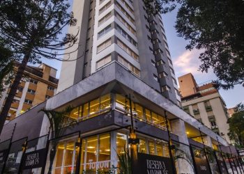 Apartamento à venda com 250m², 3 dormitórios, 3 suítes, 4 vagas no bairro Auxiliadora em Porto Alegre