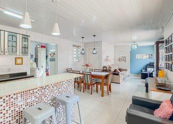 Casa à venda com 200m², 2 dormitórios, 1 suíte, 3 vagas no bairro Santa Maria Goretti em Porto Alegre