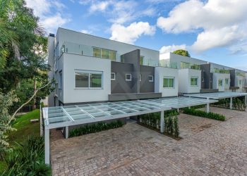 Casa em Condomínio à venda com 494m², 3 dormitórios, 3 suítes, 3 vagas no bairro Pedra Redonda em Porto Alegre