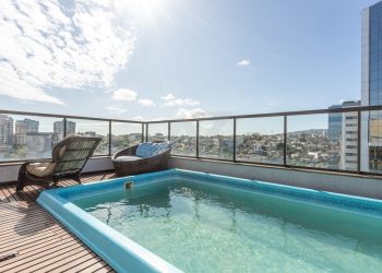 Cobertura à venda com 240m², 3 dormitórios, 1 suíte, 2 vagas no bairro Chácara das Pedras em Porto Alegre