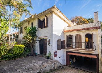 Casa à venda com 400m², 5 dormitórios, 1 suíte, 3 vagas no bairro Petrópolis em Porto Alegre
