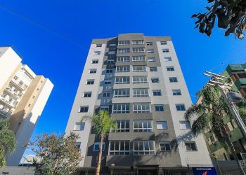 Apartamento à venda com 71m², 2 dormitórios, 1 suíte, 2 vagas no bairro Petrópolis em Porto Alegre