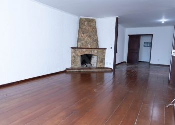 Casa com 313m², 4 dormitórios, 1 suíte, 3 vagas no bairro Jardim Planalto em Porto Alegre