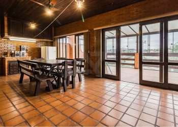 Casa à venda com 380m², 3 dormitórios, 1 suíte, 4 vagas no bairro Partenon em Porto Alegre