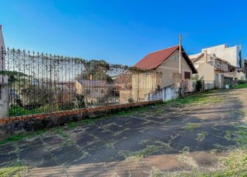 Terreno à venda com 385m² no bairro Chácara das Pedras em Porto Alegre