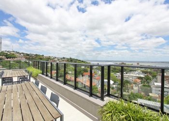 Apartamento à venda com 101m², 3 dormitórios, 3 suítes, 2 vagas no bairro Menino Deus em Porto Alegre