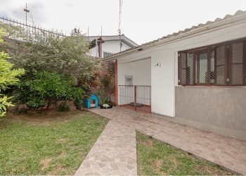 Casa à venda com 80m², 3 dormitórios no bairro Santa Tereza em Porto Alegre