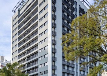 Apartamento à venda com 65m², 2 dormitórios, 1 suíte, 1 vaga no bairro Auxiliadora em Porto Alegre