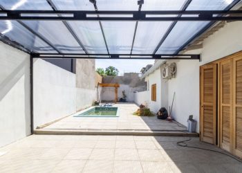 Casa à venda com 170m², 4 dormitórios, 1 vaga no bairro São João em Porto Alegre