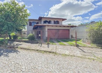Casa à venda com 208m², 5 dormitórios, 1 suíte, 2 vagas no bairro Parque dos Maias em Porto Alegre