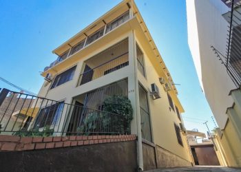 Casa à venda com 330m², 7 dormitórios, 1 suíte, 6 vagas no bairro Nonoai em Porto Alegre