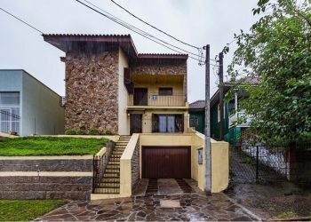Casa à venda com 329m², 3 dormitórios, 1 suíte, 2 vagas no bairro Vila Ipiranga em Porto Alegre