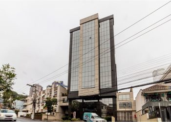 Salas/Conjuntos à venda com 48m², 2 vagas no bairro Floresta em Porto Alegre