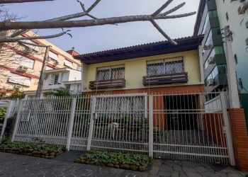 Casa à venda com 285m², 3 dormitórios, 1 suíte, 1 vaga no bairro Bela Vista em Porto Alegre