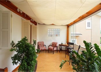 Casa à venda com 198m², 3 dormitórios, 2 vagas no bairro Medianeira em Porto Alegre