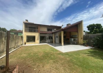 Casa à venda com 293m², 3 dormitórios, 1 suíte, 4 vagas no bairro Jardim do Salso em Porto Alegre