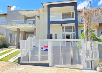 Casa à venda com 230m², 3 dormitórios, 3 suítes, 2 vagas no bairro Hípica em Porto Alegre