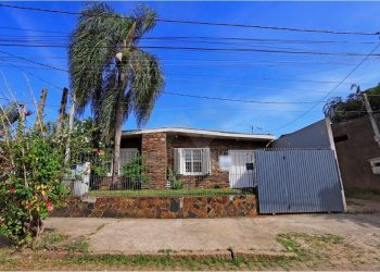 Casa à venda com 54m², 3 dormitórios no bairro Rubem Berta em Porto Alegre